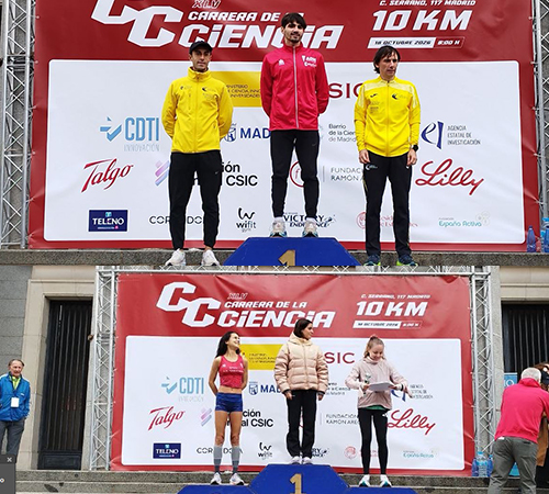 DANIEL HERNANDO, GANADOR DE UNA CARRERA DE LA CIENCIA DE ANIVERSARO EN LA QUE TAMBIÉN SUBE AL PODIO MARIANA CANTERO
