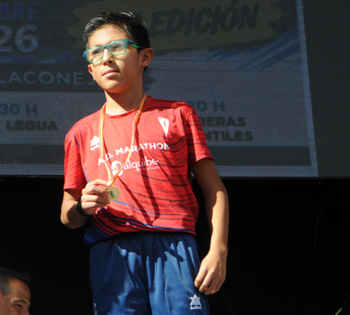 ALEJANDRO FLORES, GANADOR DE LA CARRERA EN LA CATEGORÍA SUB-12 MASCULINA DE LA LEGUA DE VILLACONEJOS