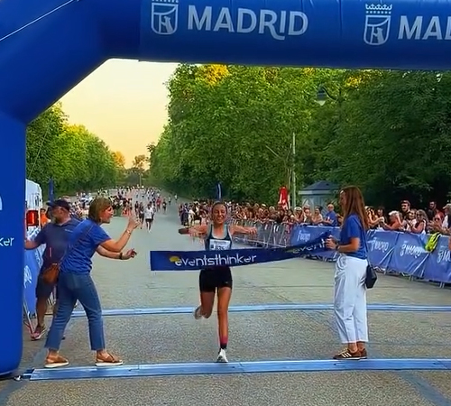 ARIADNA VILLALOBOS, GANADORA DE LA CARRERA DISTRITO DE RETIRO; PODIO DE MIGUEL ÁNGEL DURÁN 