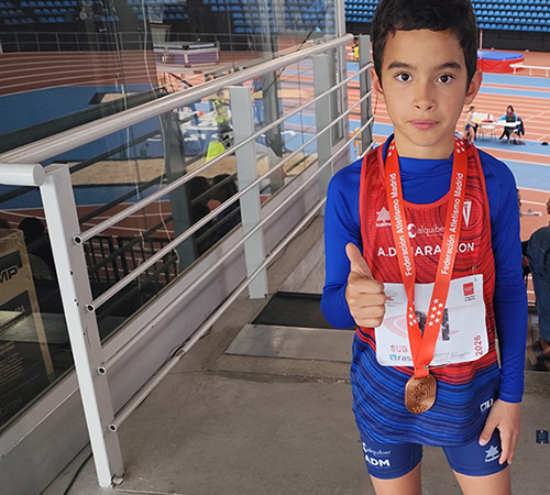 LOS CAMPEONATOS DE MADRID SUB-8, SUB-10 Y SUB-12 EN PISTA CUBIERTA DEPARAN VARIOS PODIOS Y MEDALLAS
