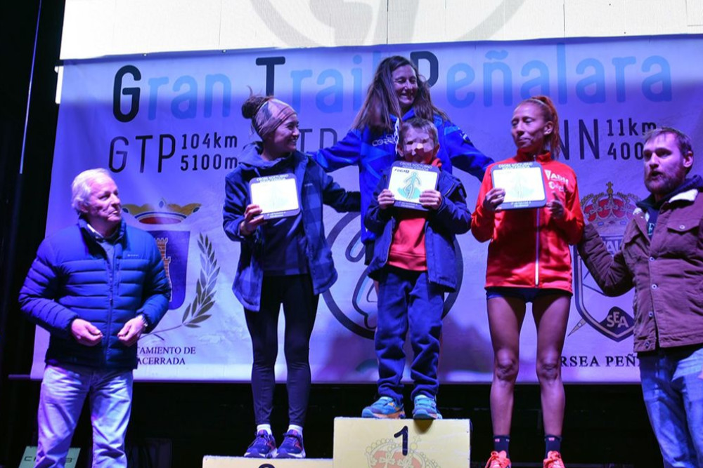 NOELIA MARTÍNEZ SUBE AL PODIO EN EL EXIGENTE CROSS NOCTURNO DE NAVACERRADA: TERCERA VETERANA FEMENINA