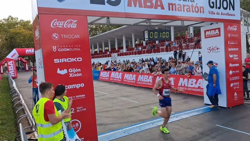 GUILLERMO MARTÍNEZ-LAGE, TERCER CLASIFICADO Y PRIMER ATLETA ESPAÑOL EN EL MEDIO MARATÓN DE GIJÓN 