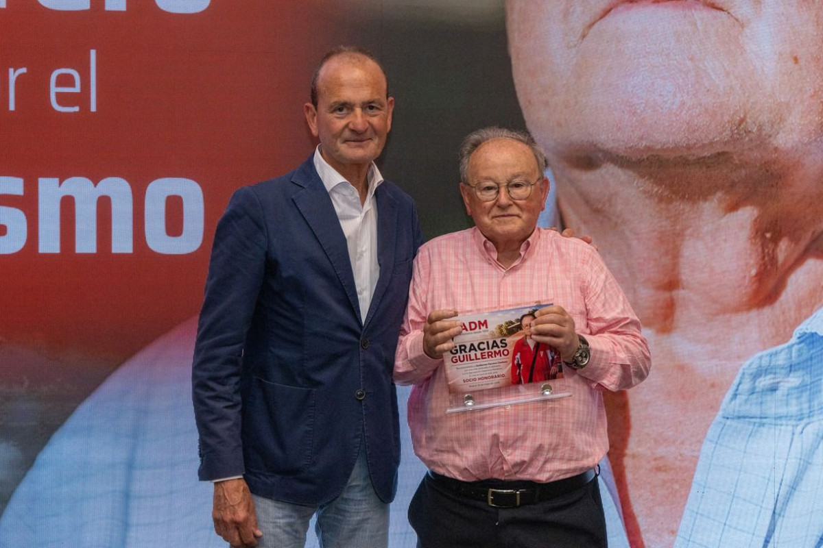 HOMENAJE SORPRESA A GUILLERMO FERRERO CENTENO DESDE LA AGRUPACIÓN DEPORTIVA MARATHON POR SUS SEIS DÉCADAS DE ABNEGADO TRABAJO CON EL ATLETISMO