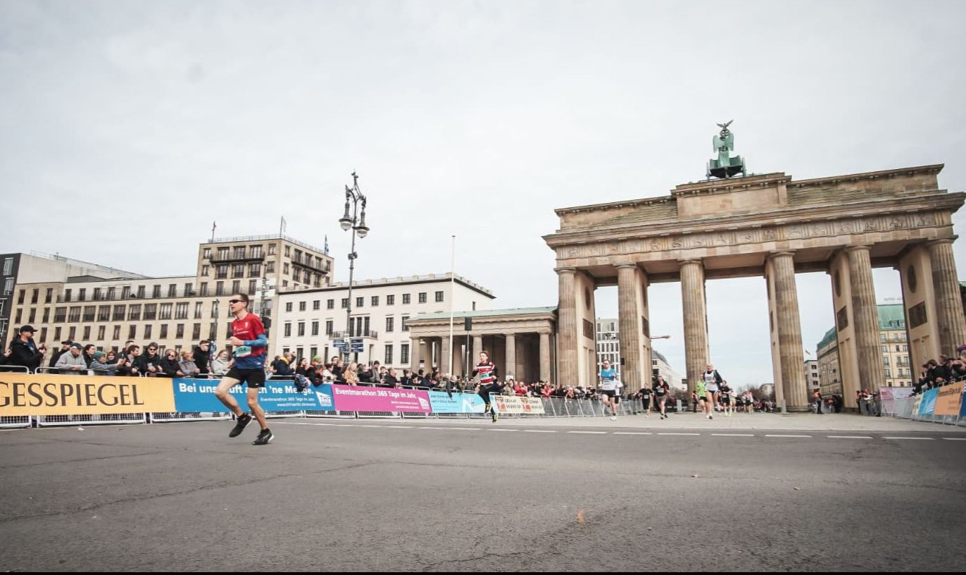 ÁLEX CALABUIG LLEVA LOS COLORES DE LA AGRUPACIÓN DEPORTIVA MARATHON A LAS CALLE DE BERLÍN DE LA MANO DE LA MILLA  DEL BERLINER HALFMARATHON 