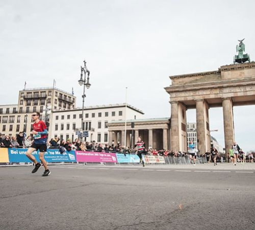 ÁLEX CALABUIG LLEVA LOS COLORES DE LA AGRUPACIÓN DEPORTIVA MARATHON A LAS CALLE DE BERLÍN DE LA MANO DE LA MILLA  DEL BERLINER HALFMARATHON 