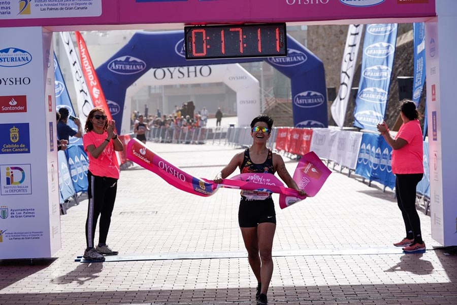 La Carrera de la Mujer tiñe de rosa las calles de Gran Canaria en una gran jornada de fiesta deportiva y solidaria
