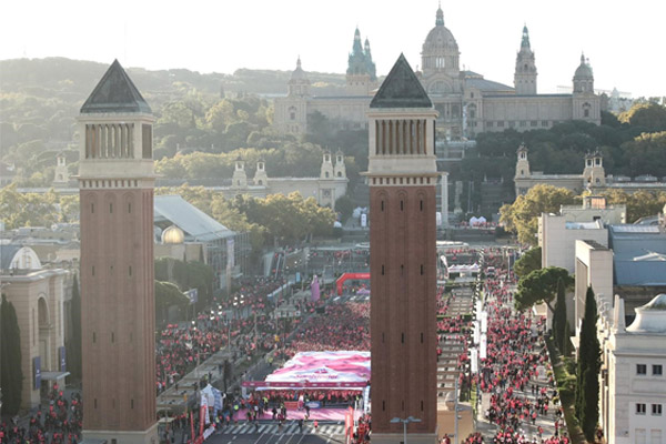 32.000 mujeres han teñido de rosa las calles de Barcelona en la Carrera de la Mujer Central Lechera Asturiana 