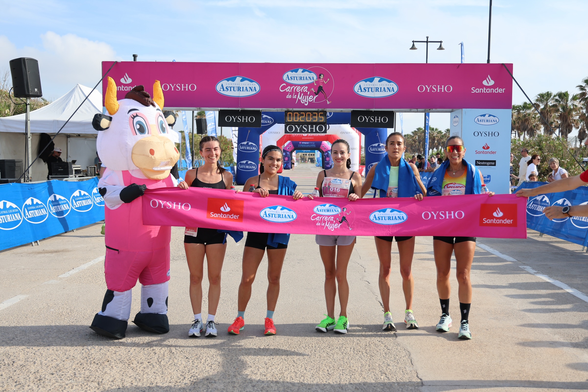 Más de 6.000 mujeres protagonizan una gran fiesta del deporte femenino en la Carrera de la Mujer de Valencia