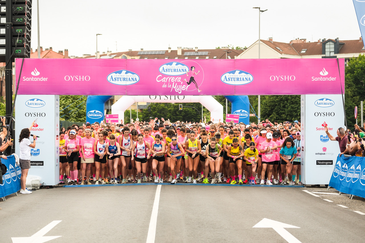 Irene Rivero lidera la Marea Rosa de casi 4.000 mujeres de la Carrera de la Mujer Central Lechera Asturiana de Gijón