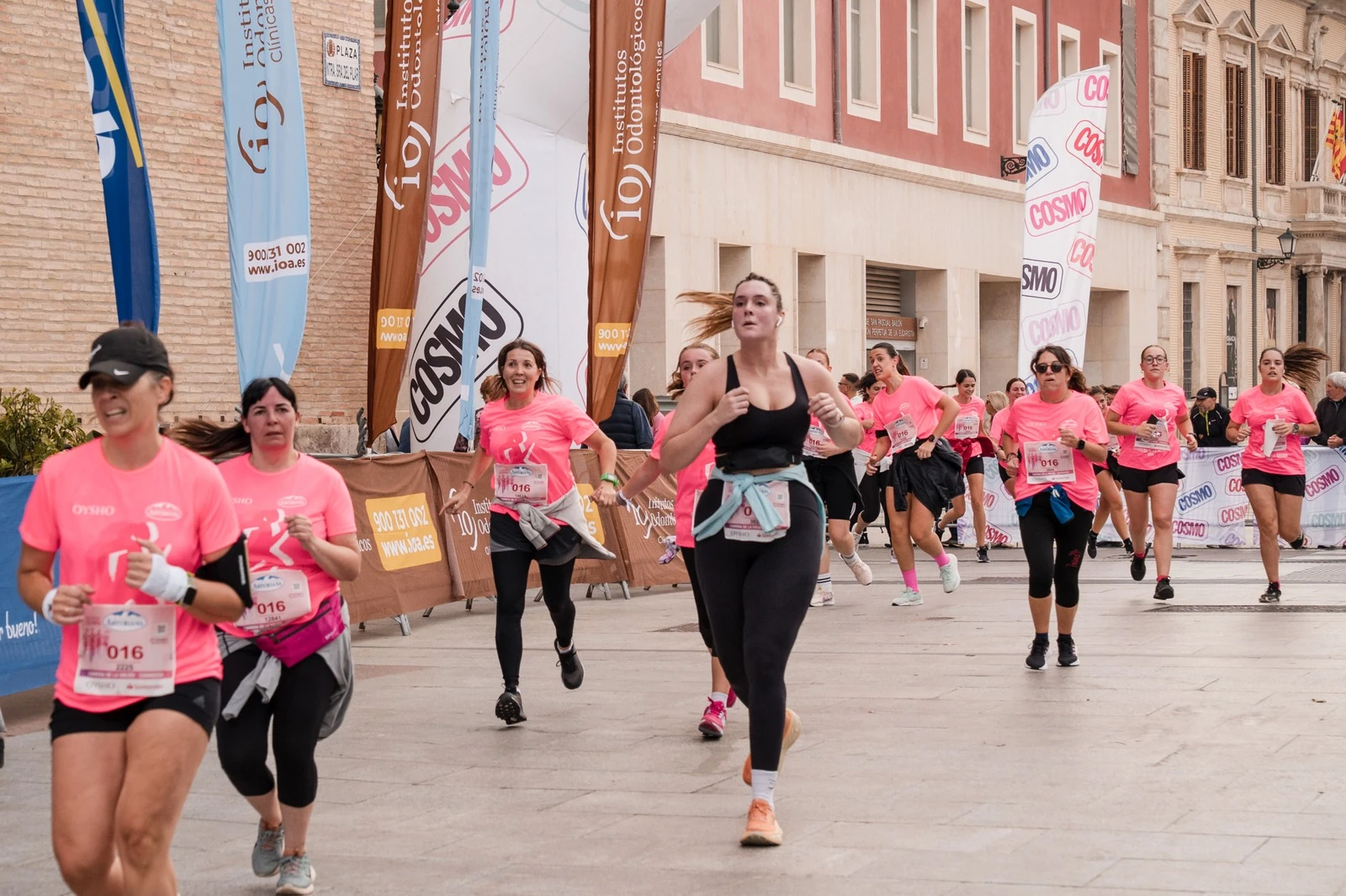 Institutos Odontológicos cumple cinco años de complicidad con la Carrera de la Mujer en Zaragoza