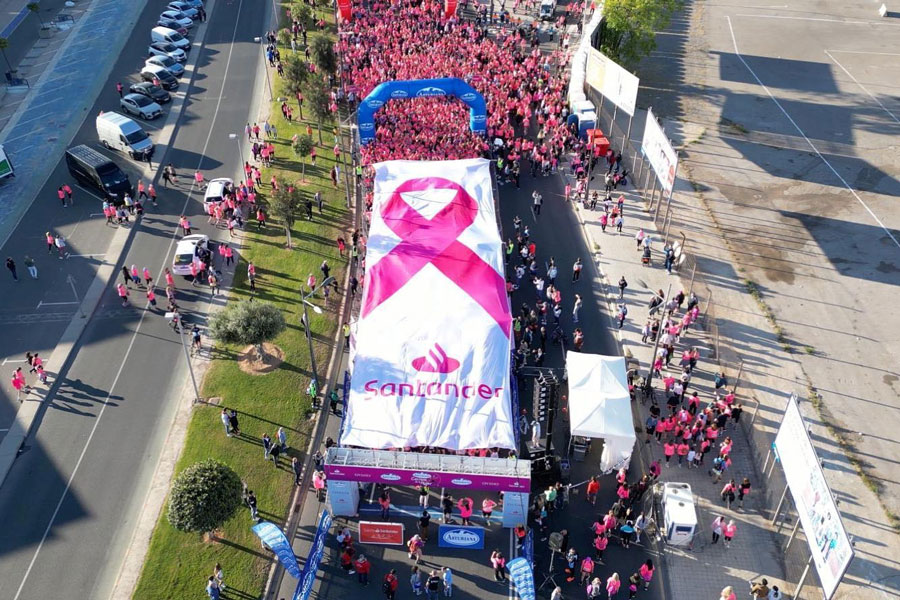 La Carrera de la Mujer tiñe de rosa las calles de València en una gran jornada de fiesta deportiva y solidaria