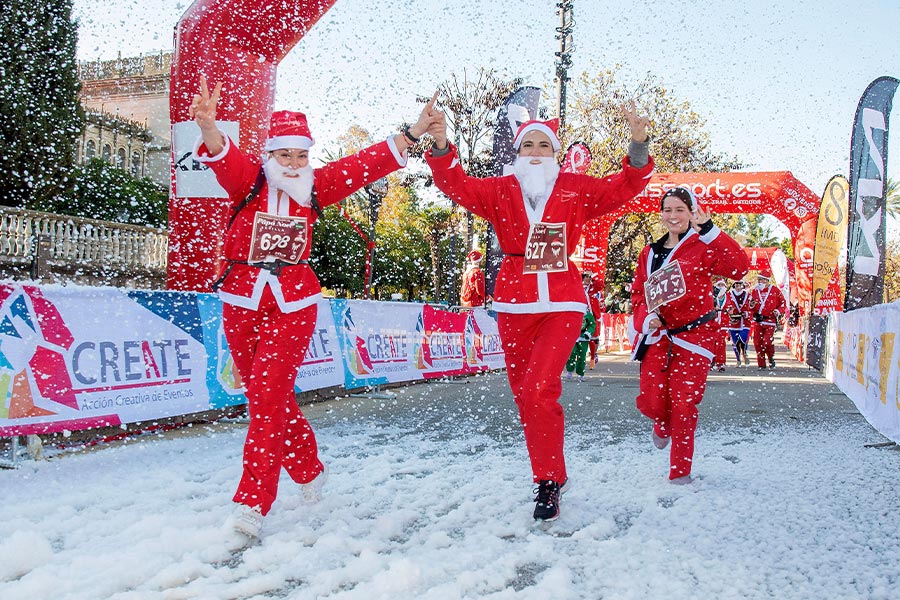 Más de un millar de Papá Noeles y Elfos han adelantado hoy la Navidad corriendo por Sevilla