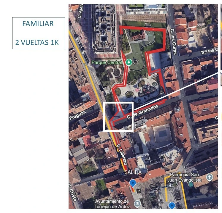 Plano de la Carrera Familiar sobre una foto aérea: trazado rojo alrededor del Parque Central, por la calle de Granados y la calle Libertad, con la salida junto al Ayuntamiento; el rótulo dice «Familiar, 2 vueltas 1K».