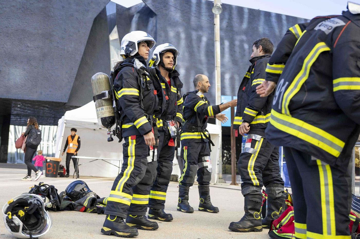Bomberos con el equipo de intervención al pie de la Torre Diagonal One