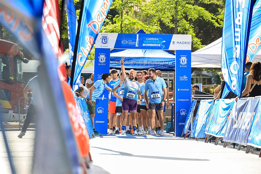 Disfruta de tus mejores fotos de la Carrera Vertical Bomberos de Madrid – Torre Emperador Castellana a partir del domingo 31 de mayo