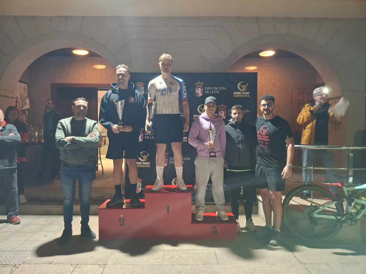 Podio nocturno con los tres primeros clasificados sosteniendo sus trofeos en los cajones 1, 2 y 3, delante del photocall de la Sport Night Camponaraya