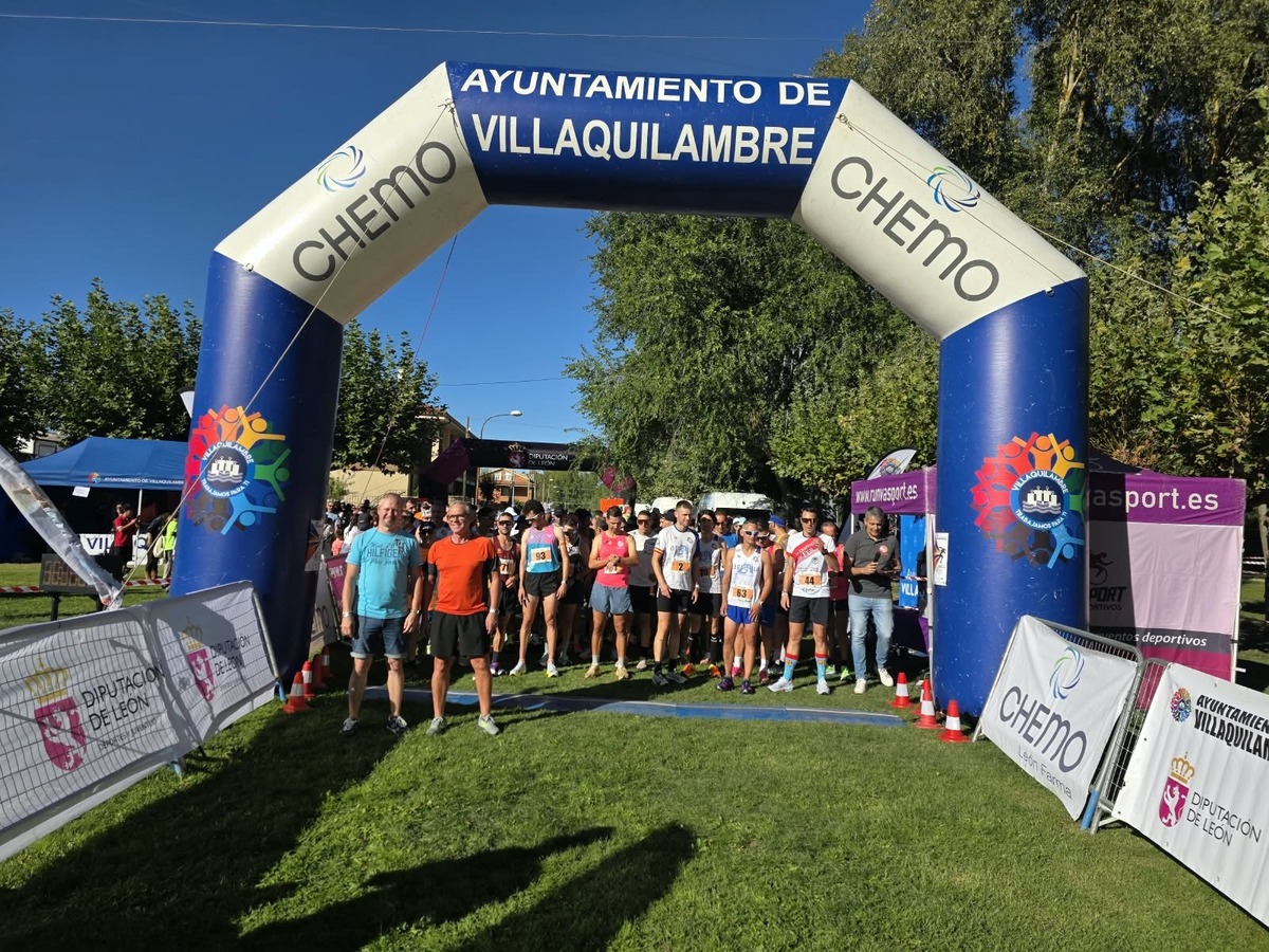 Corredores alineados en la linea de salida bajo el arco hinchable del Ayuntamiento de Villaquilambre