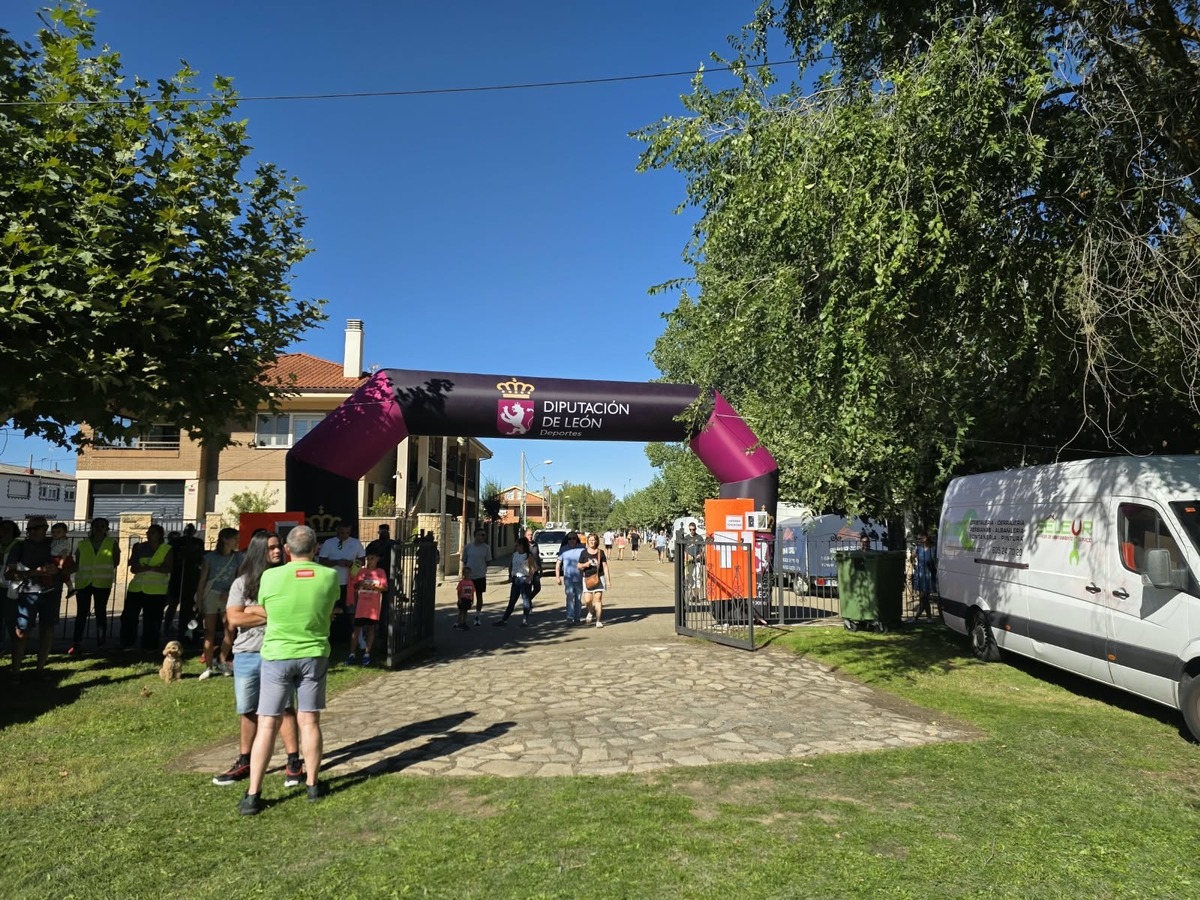 Arco hinchable de la Diputacion de Leon sobre el paseo, con publico a ambos lados