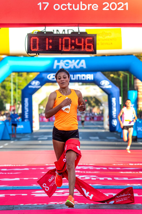 La etíope Tiruye Mesfin Aman dominó el EDP Medio Maraton de Sevilla 2021 de principio a fin