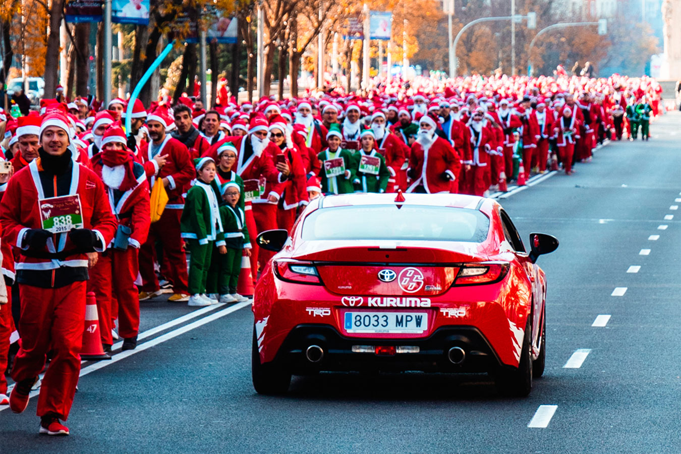 Toyota Kuruma impulsa una gran recogida solidaria de juguetes y material escolar gracias a Sport Life y a la Carrera de Papá Noel