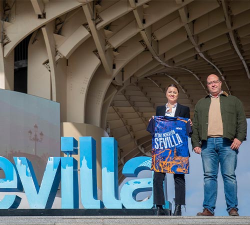 El Medio Maratón de Sevilla 2024 presenta las camisetas que lucirán sus 14.000 participantes el 28 de enero