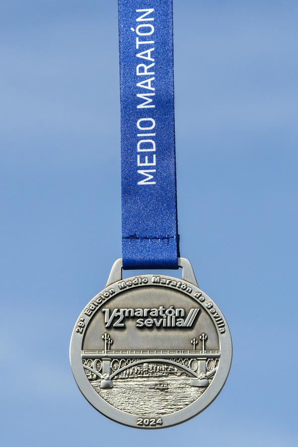 El Medio Maratón de Sevilla 2024 presenta las medallas que recibirán todos los corredores que crucen su meta el 28 de enero