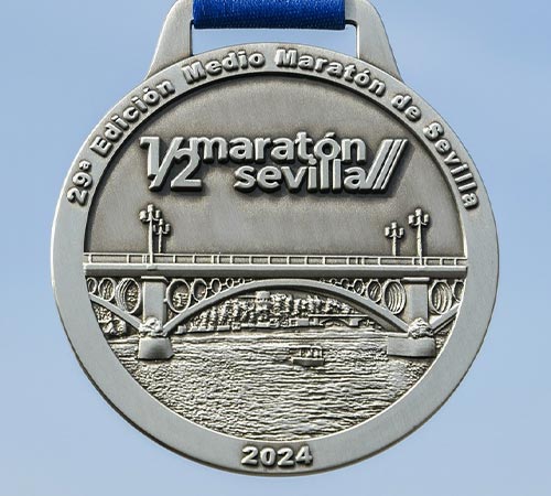 El Medio Maratón de Sevilla 2024 presenta las medallas que recibirán todos los corredores que crucen su meta el 28 de enero
