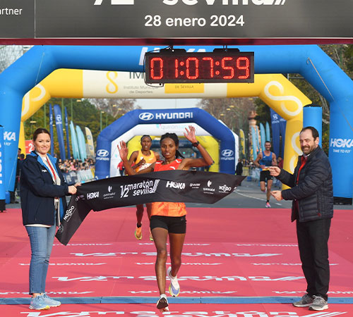 La etíope Bimr Zerihun bate el récord femenino del Medio Maratón de Sevilla 2024 en una edición histórica (1h07:59)