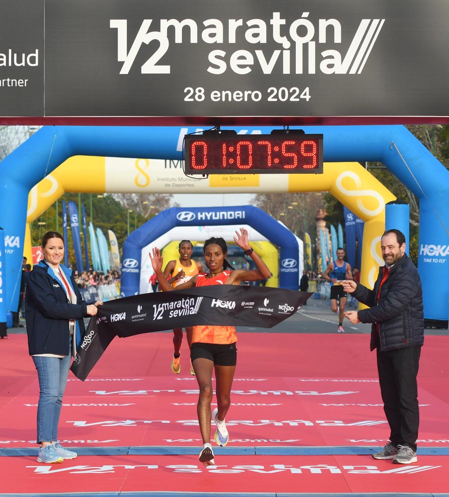 La etíope Bimr Zerihun bate el récord femenino del Medio Maratón de Sevilla 2024 en una edición histórica (1h07:59)