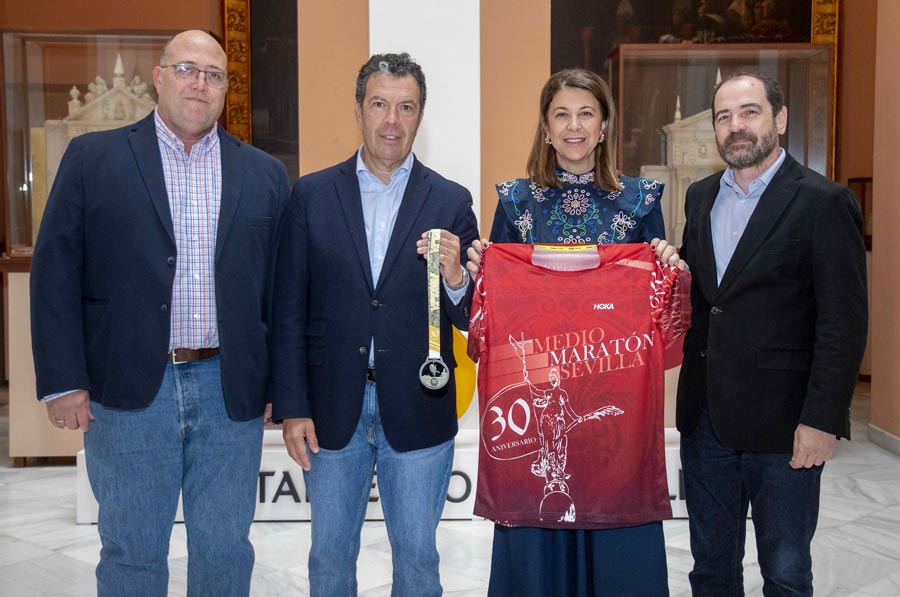 El Medio Maratón de Sevilla presenta su camiseta y medalla oficial para celebrar su 30 aniversario el 26 de enero