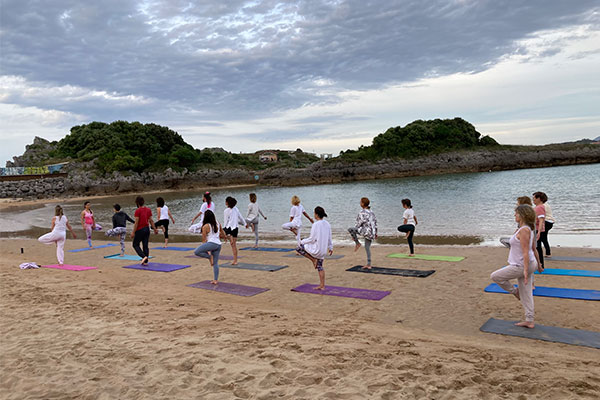 Yoga dinámico en la playa