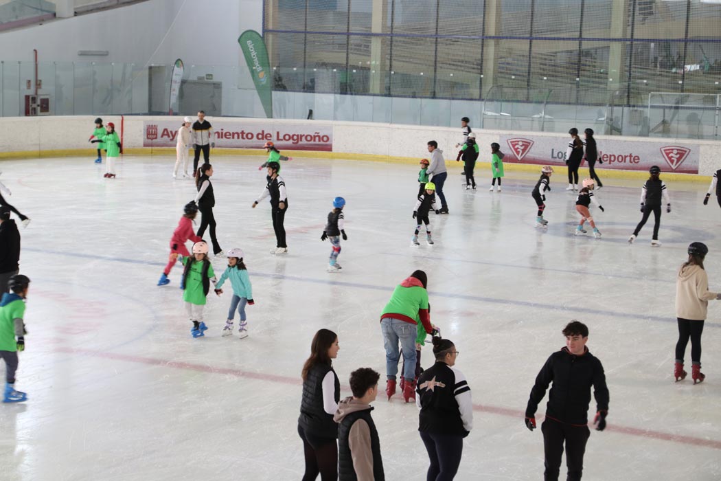 El Tour Universo Mujer promociona el deporte de hielo en el Txuri Urdin