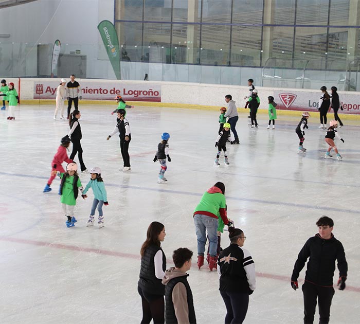 El Tour Universo Mujer promociona el deporte de hielo en el Txuri Urdin