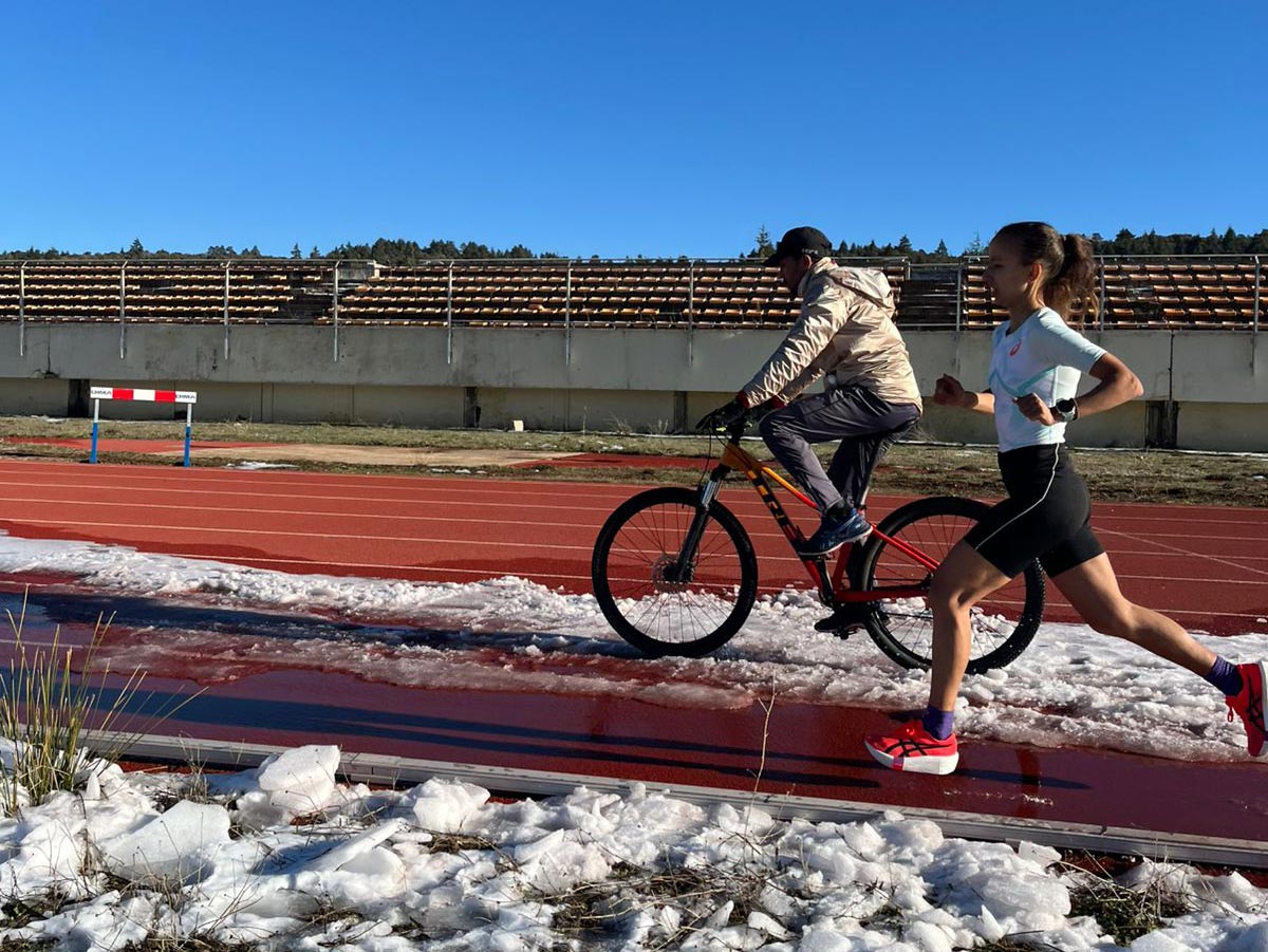 Fátima Ouhaddou: “Estoy entrenando entre la nieve para el maratón de Sevilla”