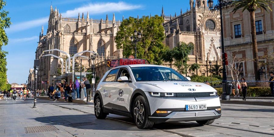 INSTER, el coche oficial que te acompañará en la Zurich Maratón de Sevilla 2026